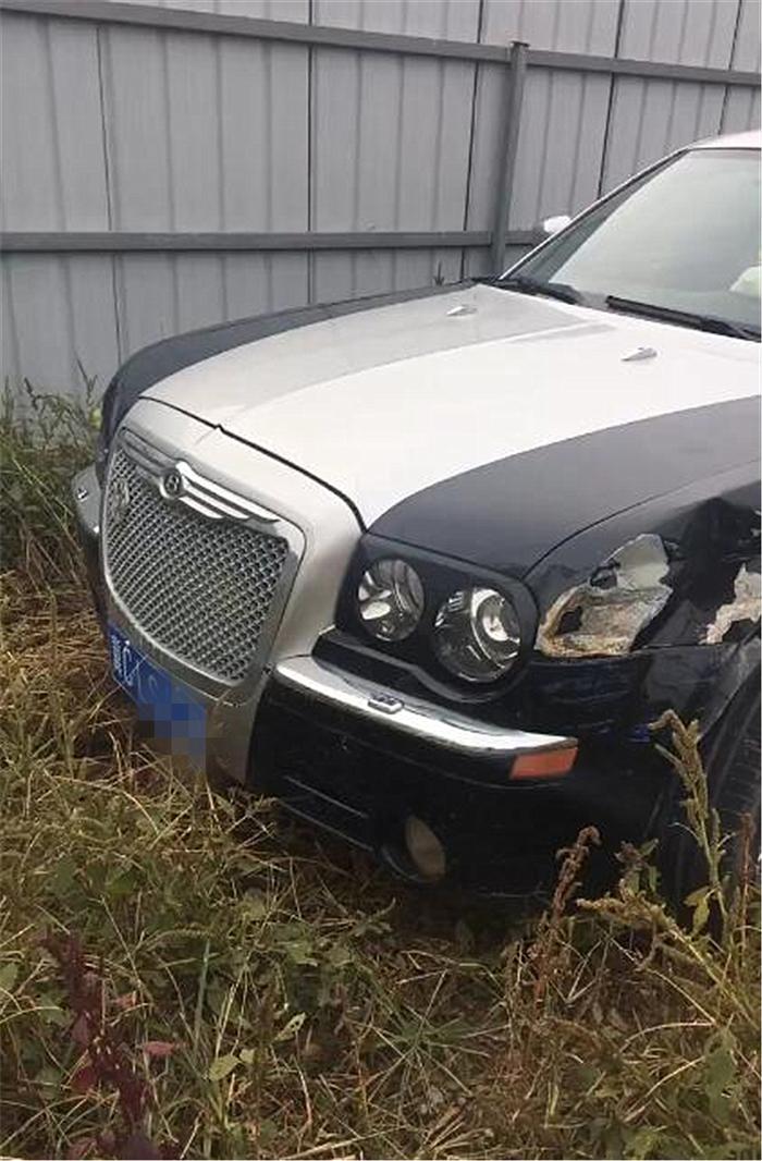 阳泉一辆555万宾利慕尚被遗弃，车头部分撞毁！网友：不差钱