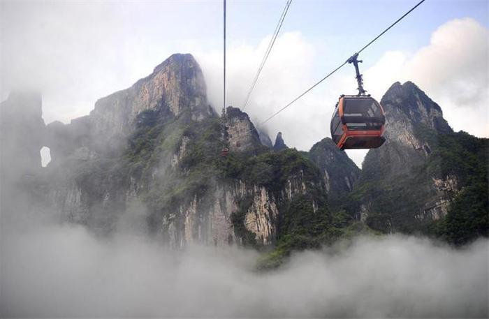 张家界悬空绝壁玻璃栈道和横跨高山峡谷玻璃桥旅游哪个好玩更刺激