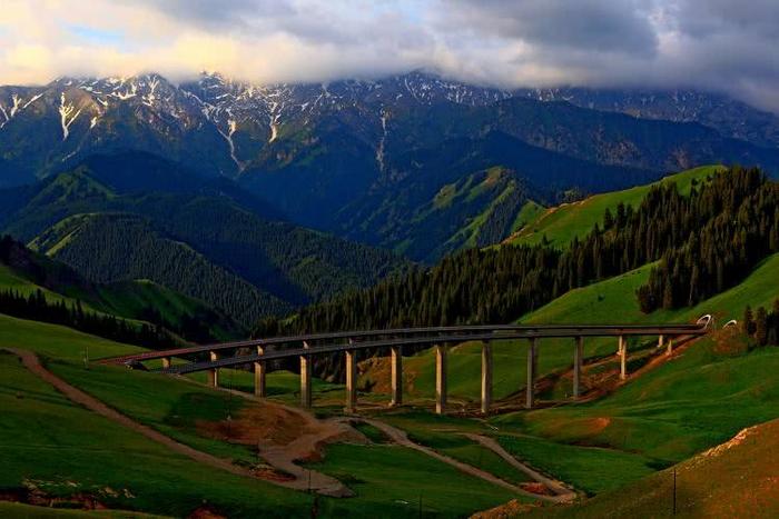 新疆一条山区公路，沿线四季美景不同，被称伊犁最靓丽风景线