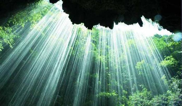 张家界悬空绝壁玻璃栈道和横跨高山峡谷玻璃桥旅游哪个好玩更刺激