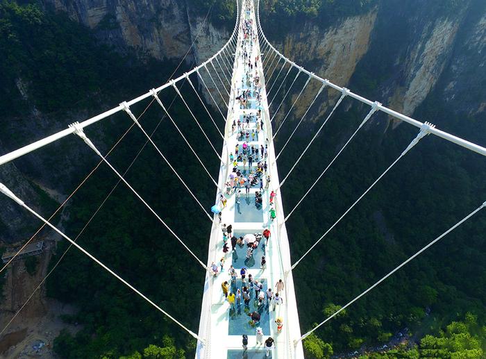 张家界悬空绝壁玻璃栈道和横跨高山峡谷玻璃桥旅游哪个好玩更刺激