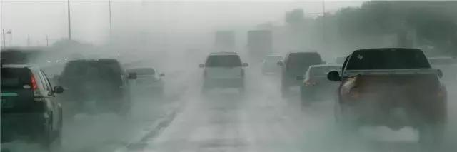 在暴雨下应该怎么开车？