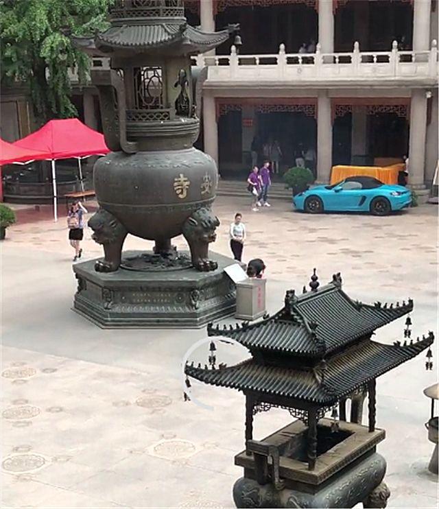 59万捷豹跑车现上海一寺庙，仔细一看，发现车主比跑车养眼！