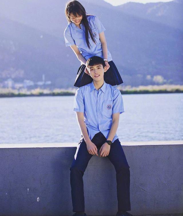 欧阳娜娜和陈宇飞穿情侣装拍照，两个人很相配