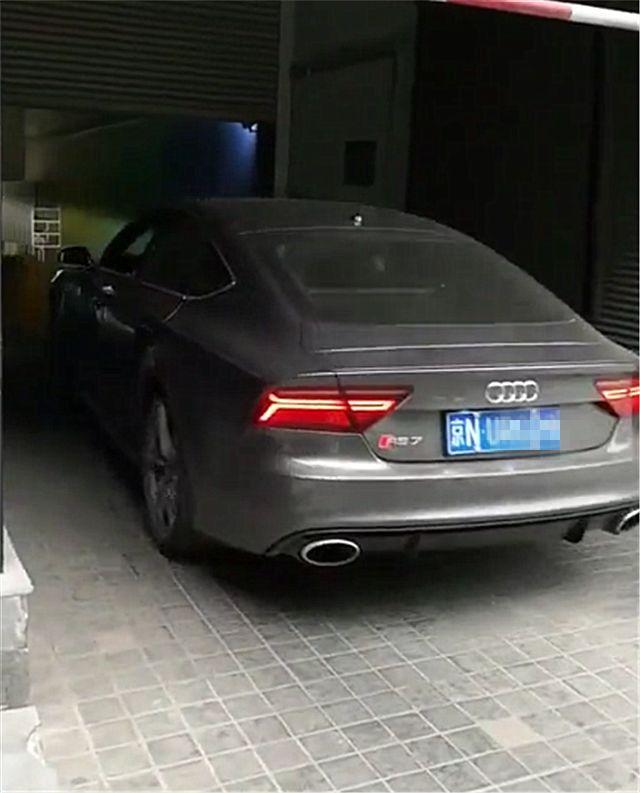 北京偶遇157万奥迪RS7，本不会注意，但没想到女车主比车养眼！