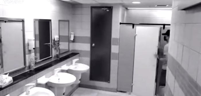 实拍: 女子上厕所被人跟踪, 当男子下手地时候诡异地一幕发生了