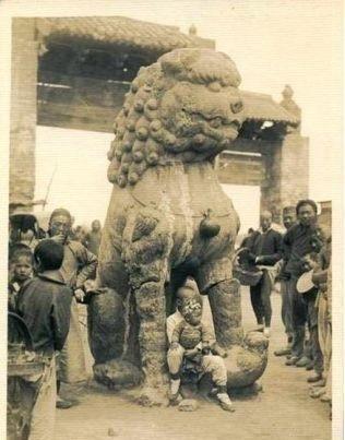 宋朝元宵节子夜时分，开封府门前两只石狮子眼睛开始发红光