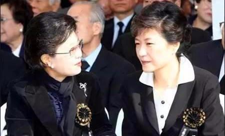 朴槿惠的亲妹妹朴槿令涉嫌诈骗，庭审现场竟是笑容满面