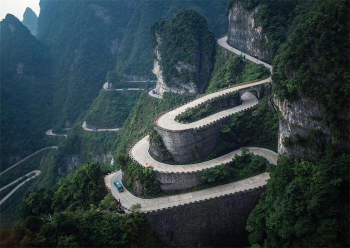 张家界悬空绝壁玻璃栈道和横跨高山峡谷玻璃桥旅游哪个好玩更刺激