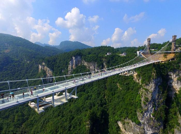 张家界悬空绝壁玻璃栈道和横跨高山峡谷玻璃桥旅游哪个好玩更刺激