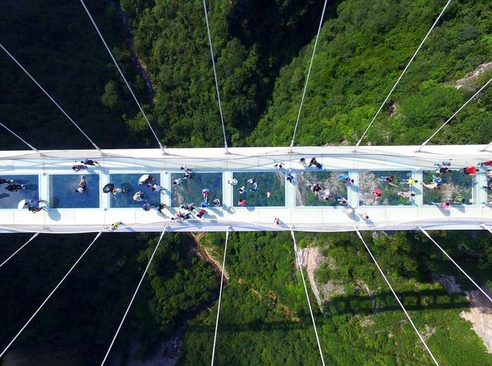 张家界悬空绝壁玻璃栈道和横跨高山峡谷玻璃桥旅游哪个好玩更刺激