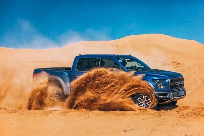 驾驶13辆皮卡车进行沙漠穿越，这才是完美的越野体验！