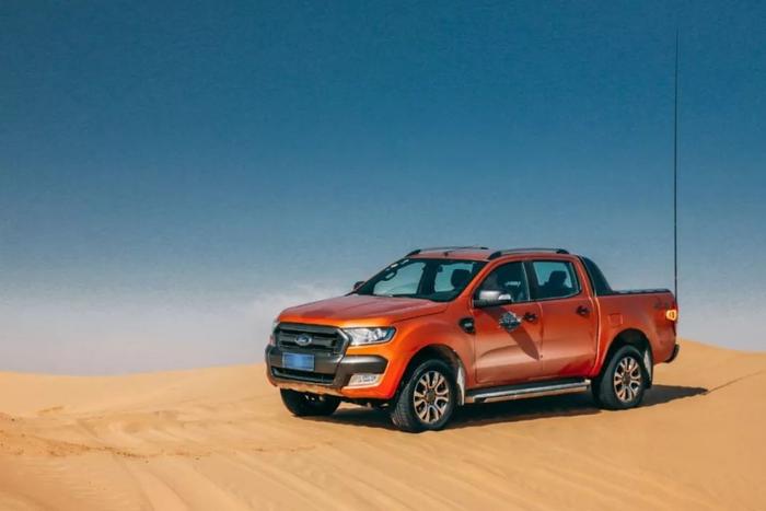 驾驶13辆皮卡车进行沙漠穿越，这才是完美的越野体验！