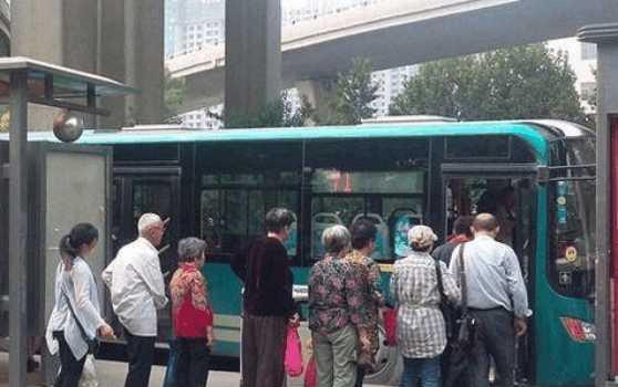 英国游客来中国坐公交，看小朋友给老人让座，直言：看不懂！
