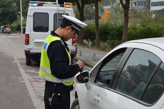 考过了科目四后，还没拿到驾照就去开车，这算不算无证驾驶？