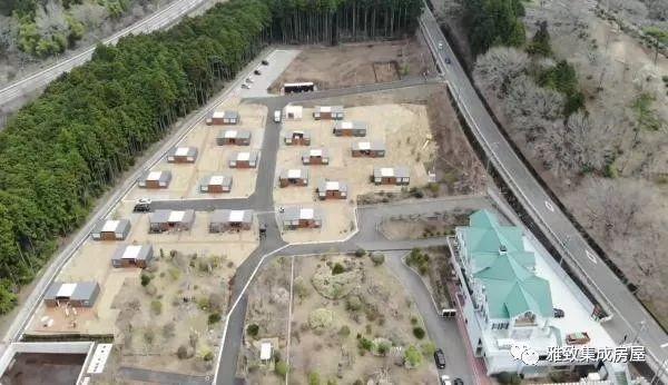 在富士山下的预制模块化露营酒店里，欣赏日本最高山峰的美景