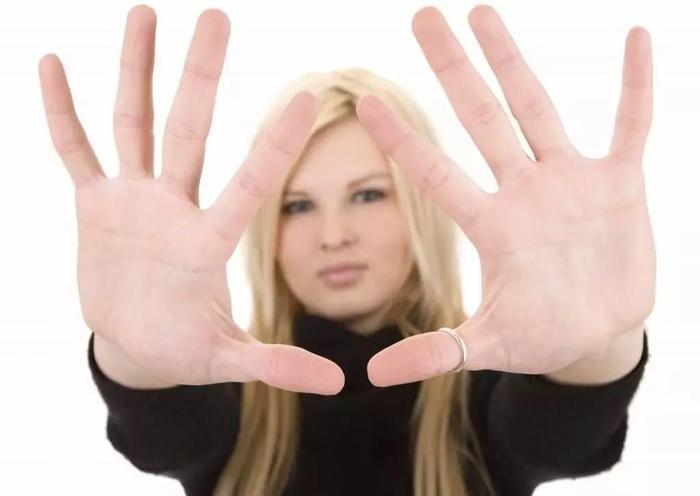 手指脱皮怎么回事？4种常见病因，帮你找到脱皮“真凶”！