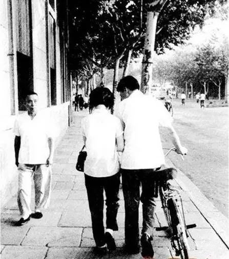 纯真80年代怎样谈恋爱？看完老照片感觉好害羞