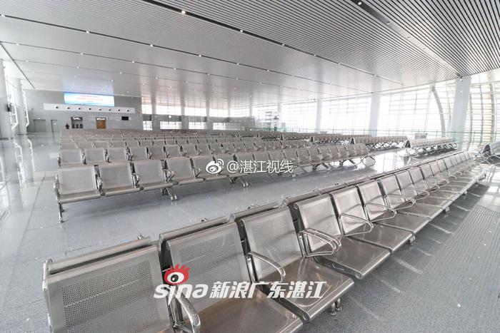 湛江西站高铁站候车厅设施已建设完成，坐等旅客到来。