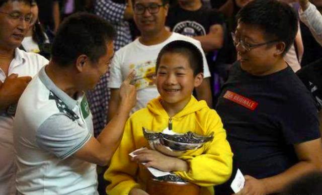 球王火箭加冕65冠王，拿走20万镑大奖，却把奖杯送给中国小球迷