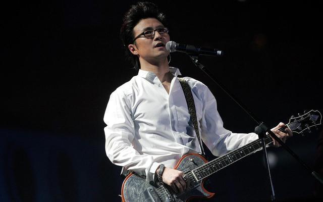 在鸟巢开演唱会，且人气爆满的歌手，王力宏五月天上榜！