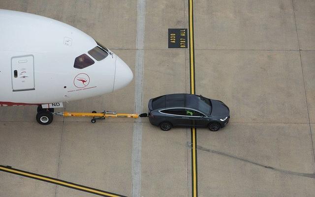 特斯拉 Model X连787客机都拖得动 最新金氏世界纪录达成！