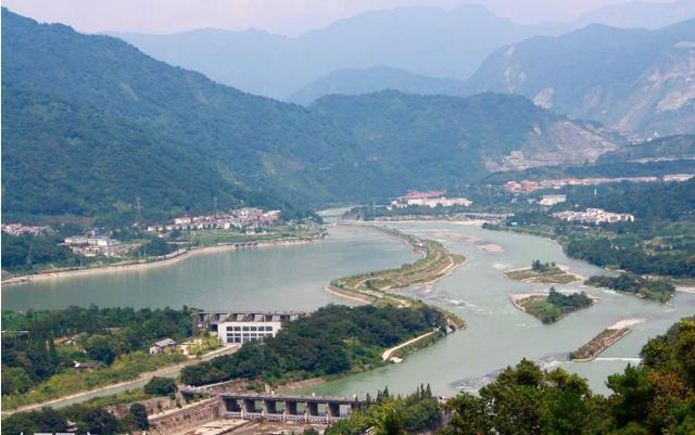 旅游你不得不去四川：青城山，都江堰，佛国色达，九寨沟