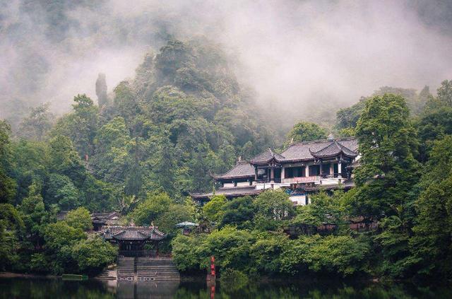 旅游你不得不去四川：青城山，都江堰，佛国色达，九寨沟