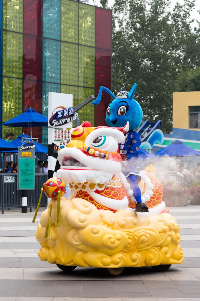 北京欢乐谷进行巡游表演，相比迪士尼哪家更好？
