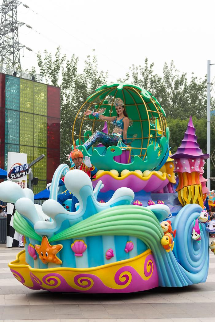 北京欢乐谷进行巡游表演，相比迪士尼哪家更好？