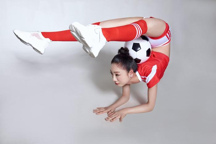 刘藤拍世界杯写真 上演功夫足球高难度劈叉