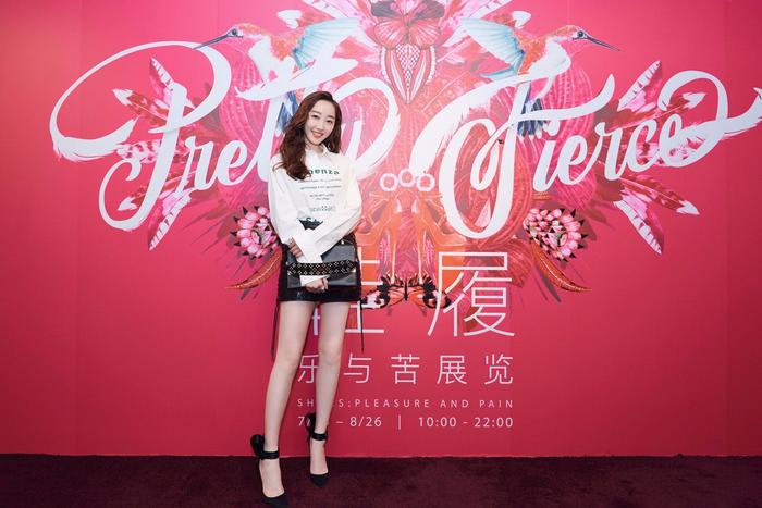 蒋梦婕出席跨界艺术展 化身时尚icon秀美腿