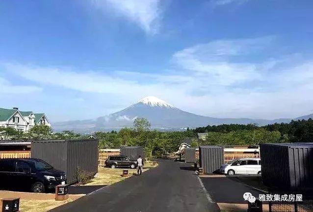 在富士山下的预制模块化露营酒店里，欣赏日本最高山峰的美景