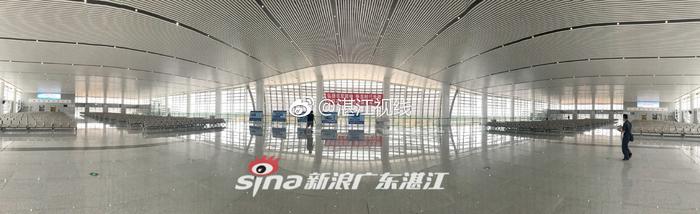 湛江西站高铁站候车厅设施已建设完成，坐等旅客到来。