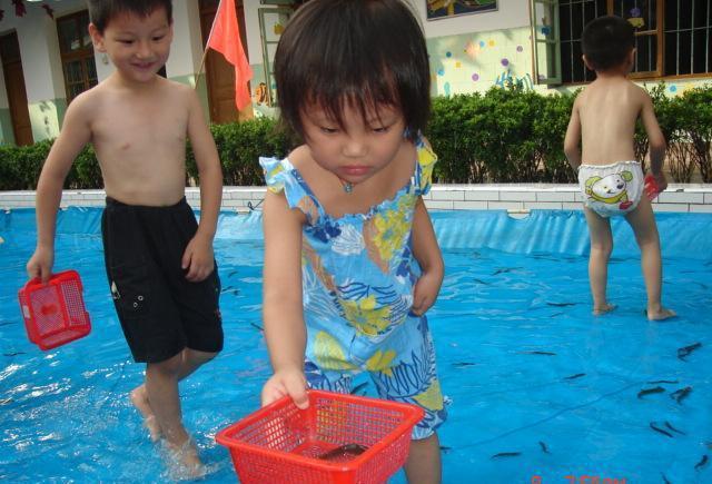 幼儿园这个比赛不一样, 家长和孩子一起抓泥鳅, 亲子时光好欢乐
