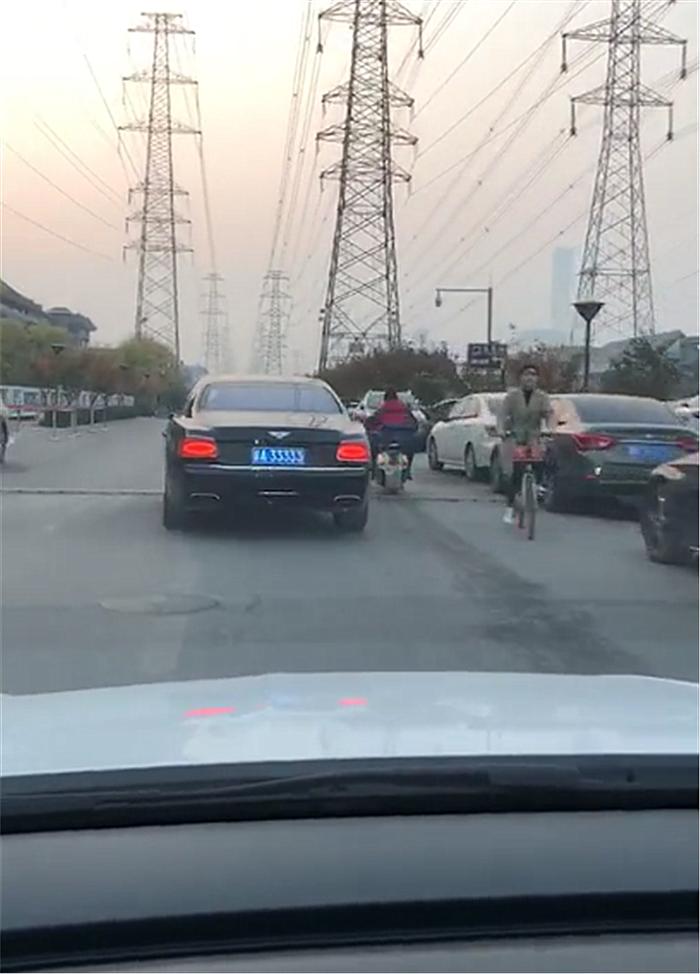 北京偶遇319万黑色宾利飞驰，看到车牌那一刻，才知车主有多壕