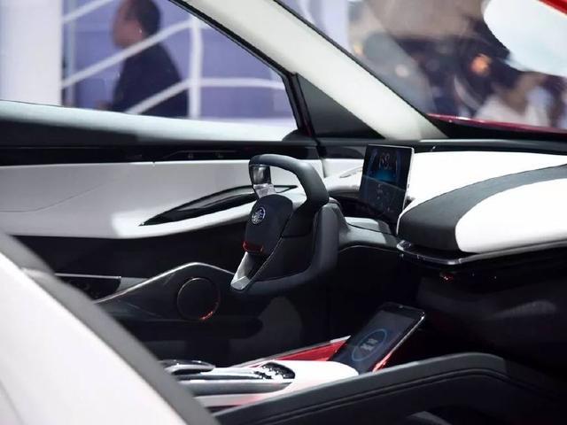 最新版的奔腾X6概念车外观更漂亮，内饰更豪华，配置更先进