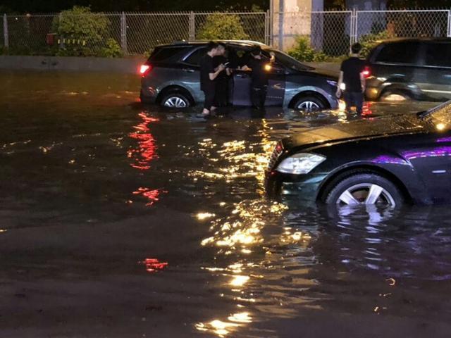 刚提的探界者新车就被泡水了，车主：一场大雨让人无比尴尬！