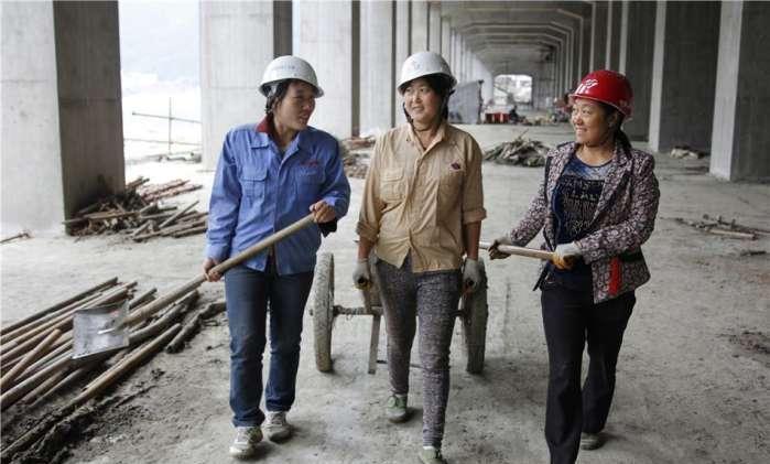 在建筑工地上干活的女工人, 尴尬的生活一览无余