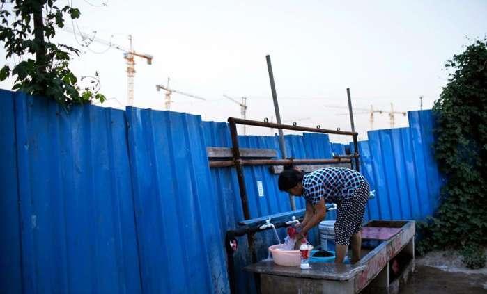 在建筑工地上干活的女工人, 尴尬的生活一览无余