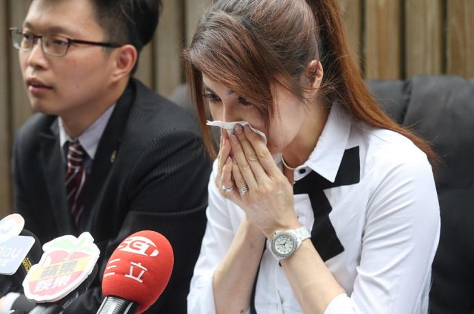 49岁杨丽菁被前男友威胁公开哭求，脸僵认不出，身材不输19岁少女