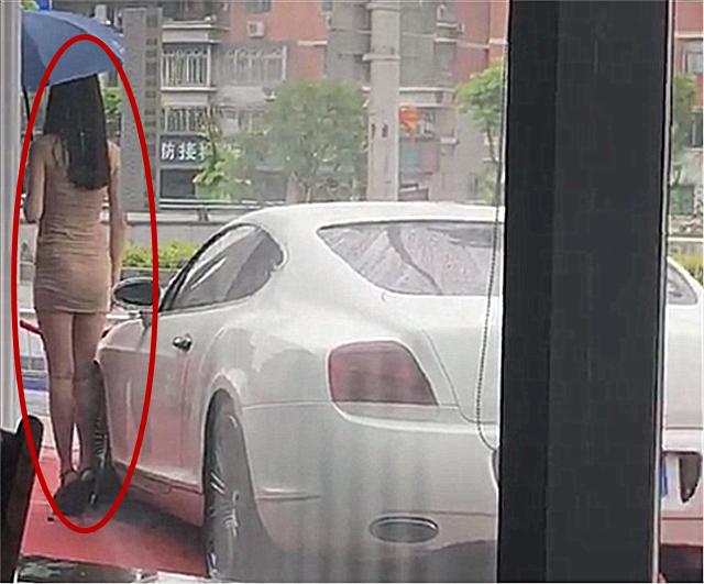 288万宾利现街头，旁边站了一位妙龄女子，也许正在等待车主！