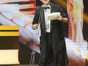 包贝尔亮相上影节闭幕式 揭晓新人导演奖