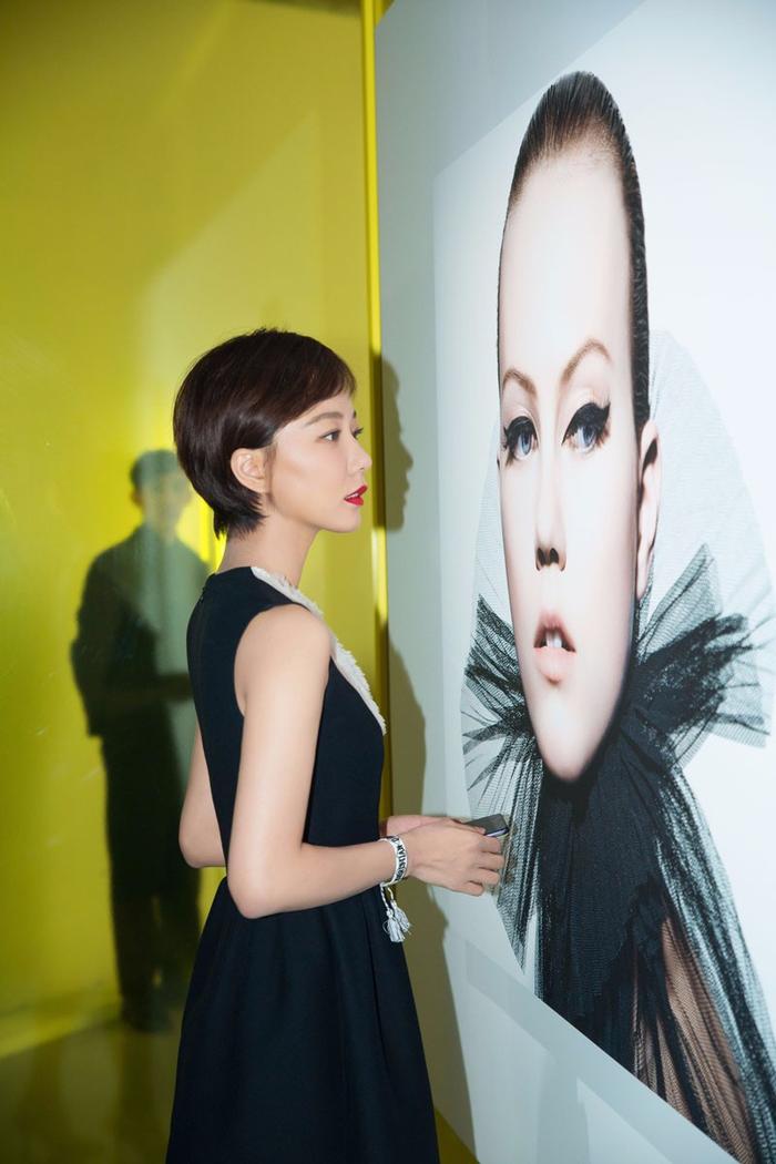 王珞丹应邀出席某品牌彩妆艺术展 性感优雅长腿吸睛