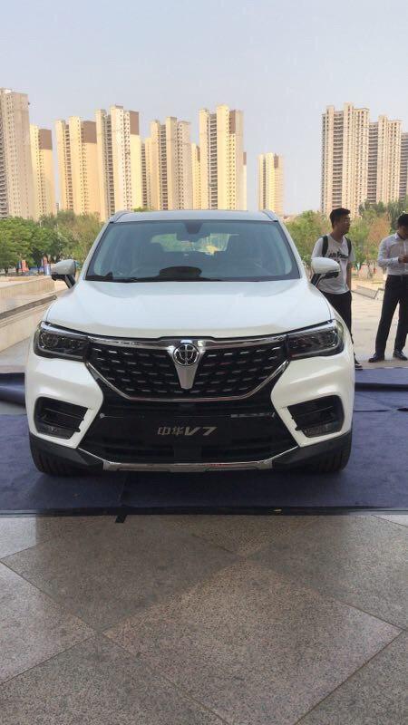 中国“宝马”推出七座旗舰SUV，发动机上印BMW，仅10万起售