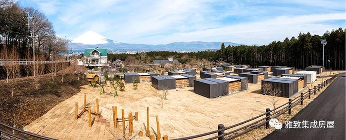 在富士山下的预制模块化露营酒店里，欣赏日本最高山峰的美景