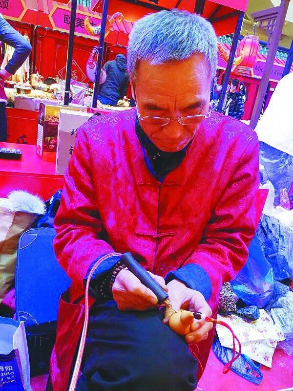 哈尔滨烙画葫芦 非物质文化遗产传承人：葫芦画烙出幸福晚年