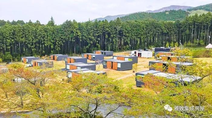 在富士山下的预制模块化露营酒店里，欣赏日本最高山峰的美景