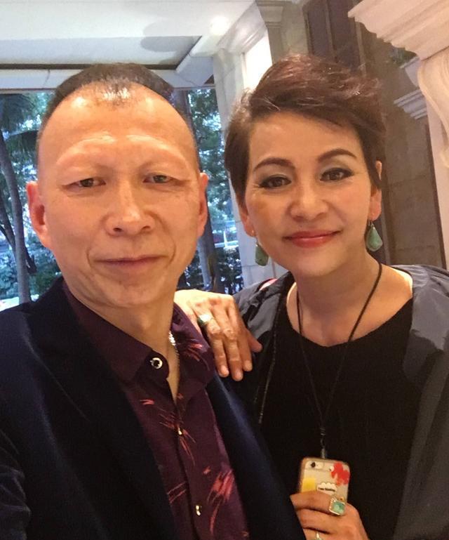 裘千尺扮演者李明, 妻子貌美女儿乖巧, 成人生赢家!