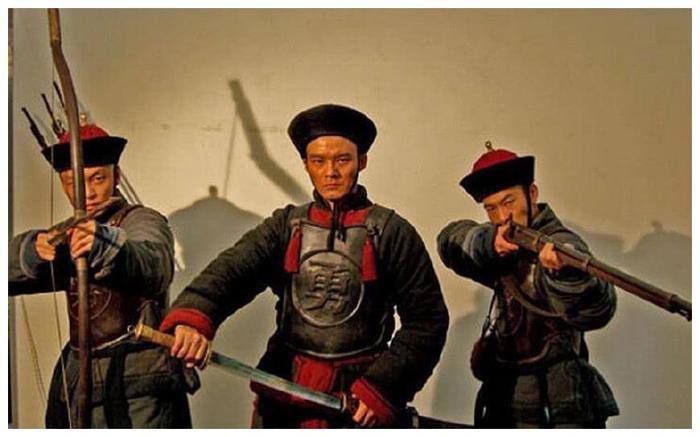 清朝官兵军服上为何会有两个不同的字，其中有什么含义吗？